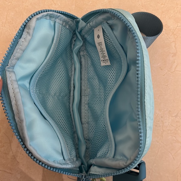 Lululemon everywhere belt bag - Picture 5 of 7